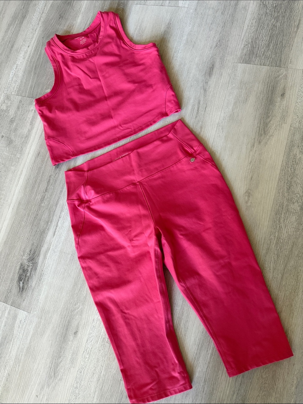 Women's High-Waist Capri Leggings and Cropped Tank Set — Bright Fuchsia